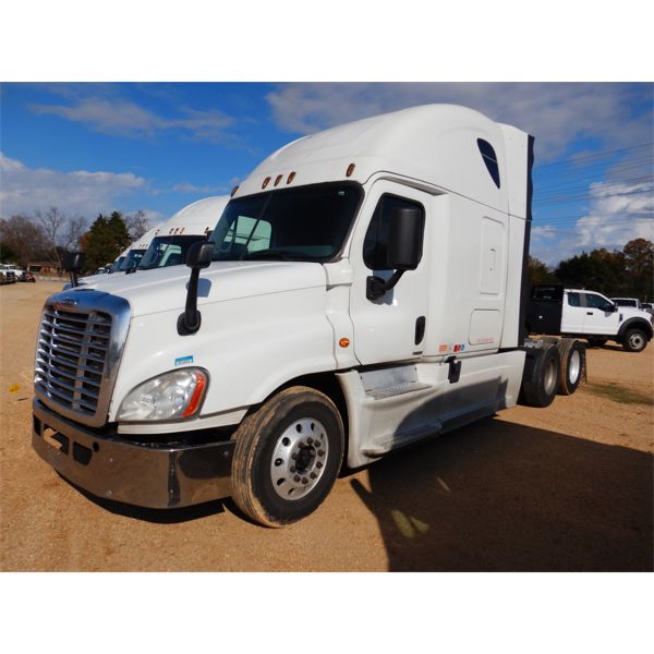 2015 FREIGHTLINER CASCADIA Sleeper Truck