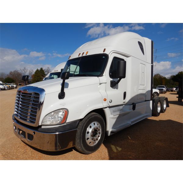 2015 FREIGHTLINER CASCADIA Sleeper Truck