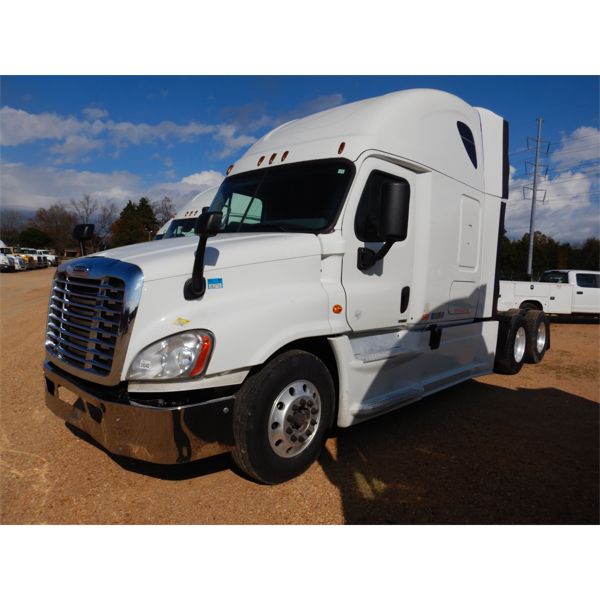 2015 FREIGHTLINER CASCADIA Sleeper Truck