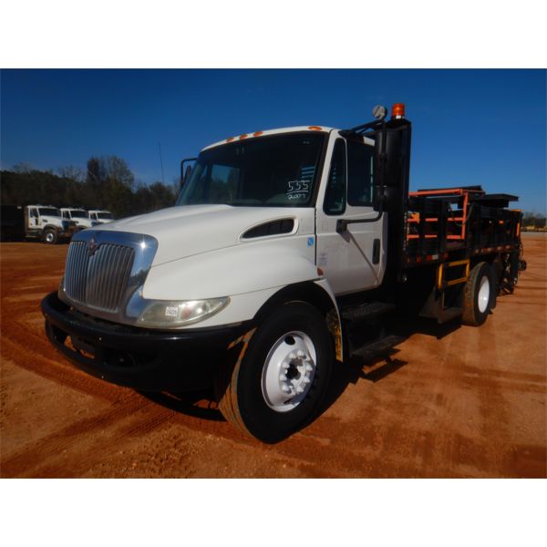 2007 INTERNATIONAL 4300 ATTENUATOR Flatbed Truck