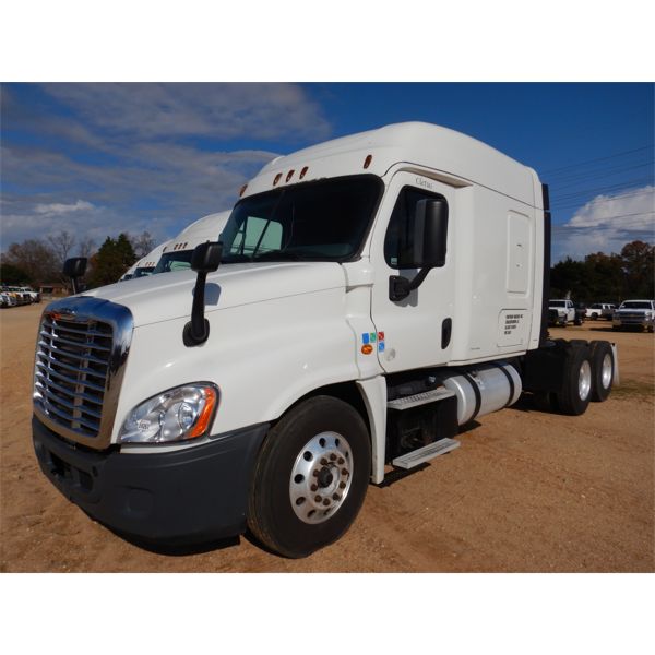 2015 FREIGHTLINER CASCADIA Sleeper Truck