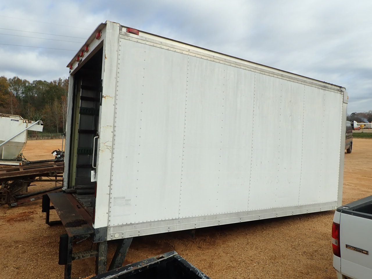 End Close Box 8' X 16' ENCLOSED BOX TRUCK BED(A1) - J.M. Wood Auction Company, Inc.