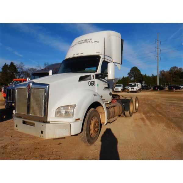2016 KENWORTH T880 Day Cab Truck