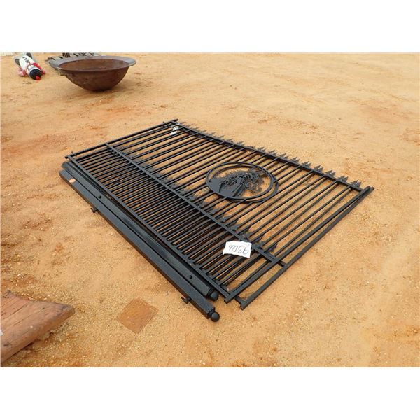 16' POWER COATED METAL GATE W/POLE, HORSE HEAD SCENE (C6)