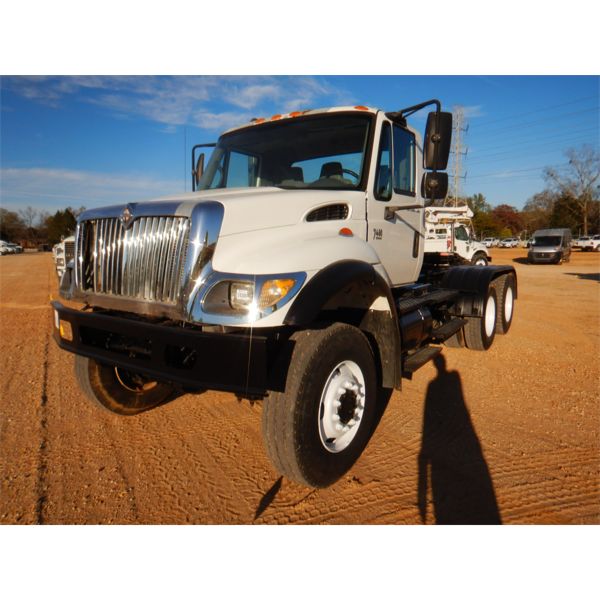 2006 INTERNATIONAL 7400 Day Cab Truck
