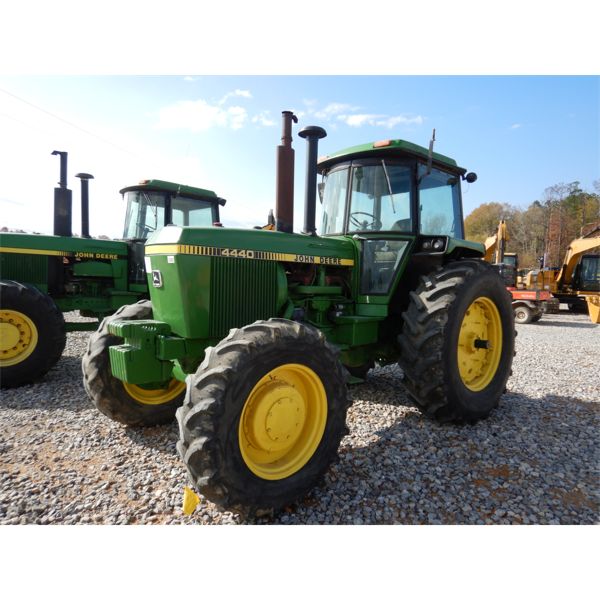 JOHN DEERE 4440 Farm Tractor