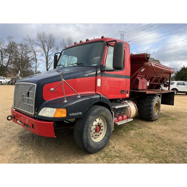 2000 VOLVO VN Plow / Spreader Truck