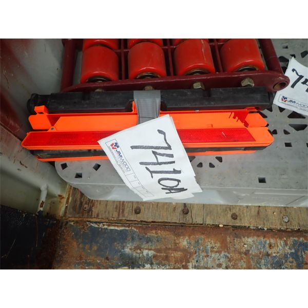 ROAD HAZARD REFLECTIVE TRIANGLE 