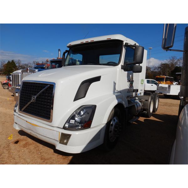 2004 VOLVO  Day Cab Truck