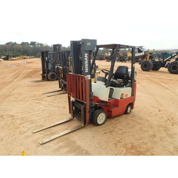 NISSAN 30 Forklift - Mast