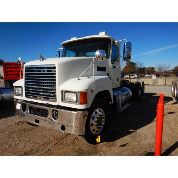 2015 MACK CHU613 Day Cab Truck