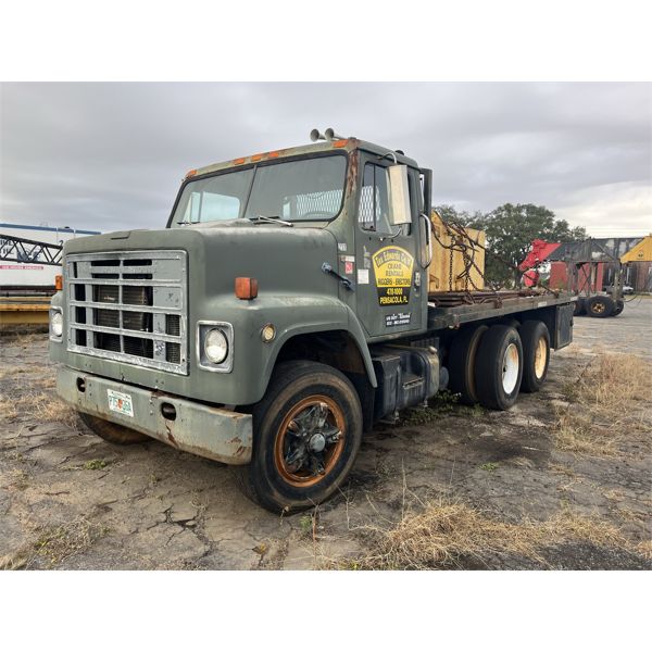1982 INTERNATIONAL F-2275 Flatbed Truck