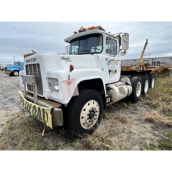 1990 MACK RD688S Day Cab Truck