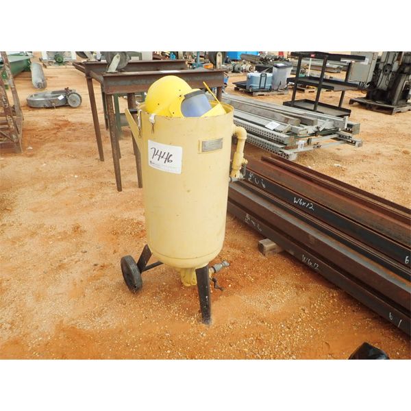 EMPIRE ABRASIVE EQ P350 SANDBLASTING TANK & HELMENT (B9)