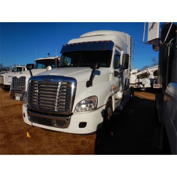 2014 FREIGHTLINER CASCADIA Sleeper Truck