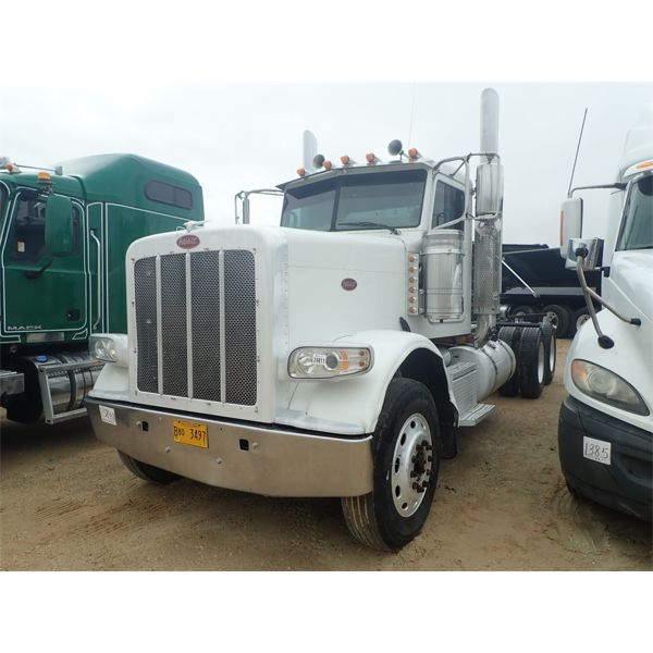 2015 PETERBILT 388 Day Cab Truck