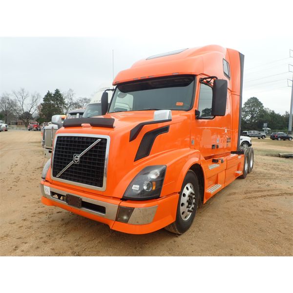 2015 VOLVO  Sleeper Truck