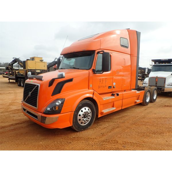 2016 VOLVO  Sleeper Truck