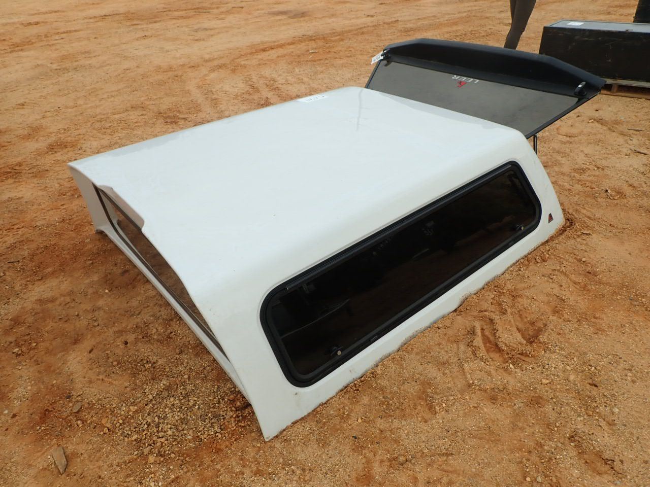 FIBERGLASS PICKUP CAMPER SHELL