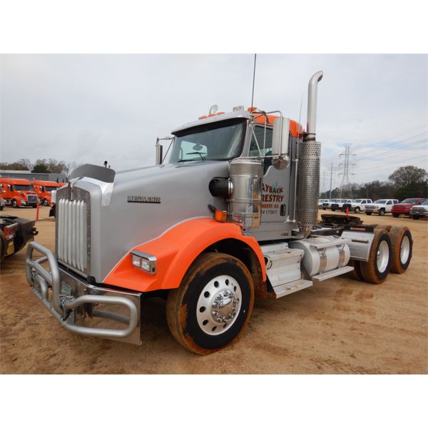 2015 KENWORTH T800 Day Cab Truck