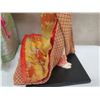 Image 8 : Qty 2 Japan Geisha Girl Figurines & 1 Glass Display Case (cracked)
