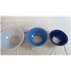 Image 2 : (3) Pyrex bowls