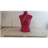 Image 1 : Pink female mannequin