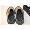 Image 6 : (2) Pairs of Women’s Shoes (Size 6), Misc Household Items