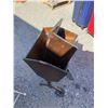 Image 2 : Knitting stand needs tlc