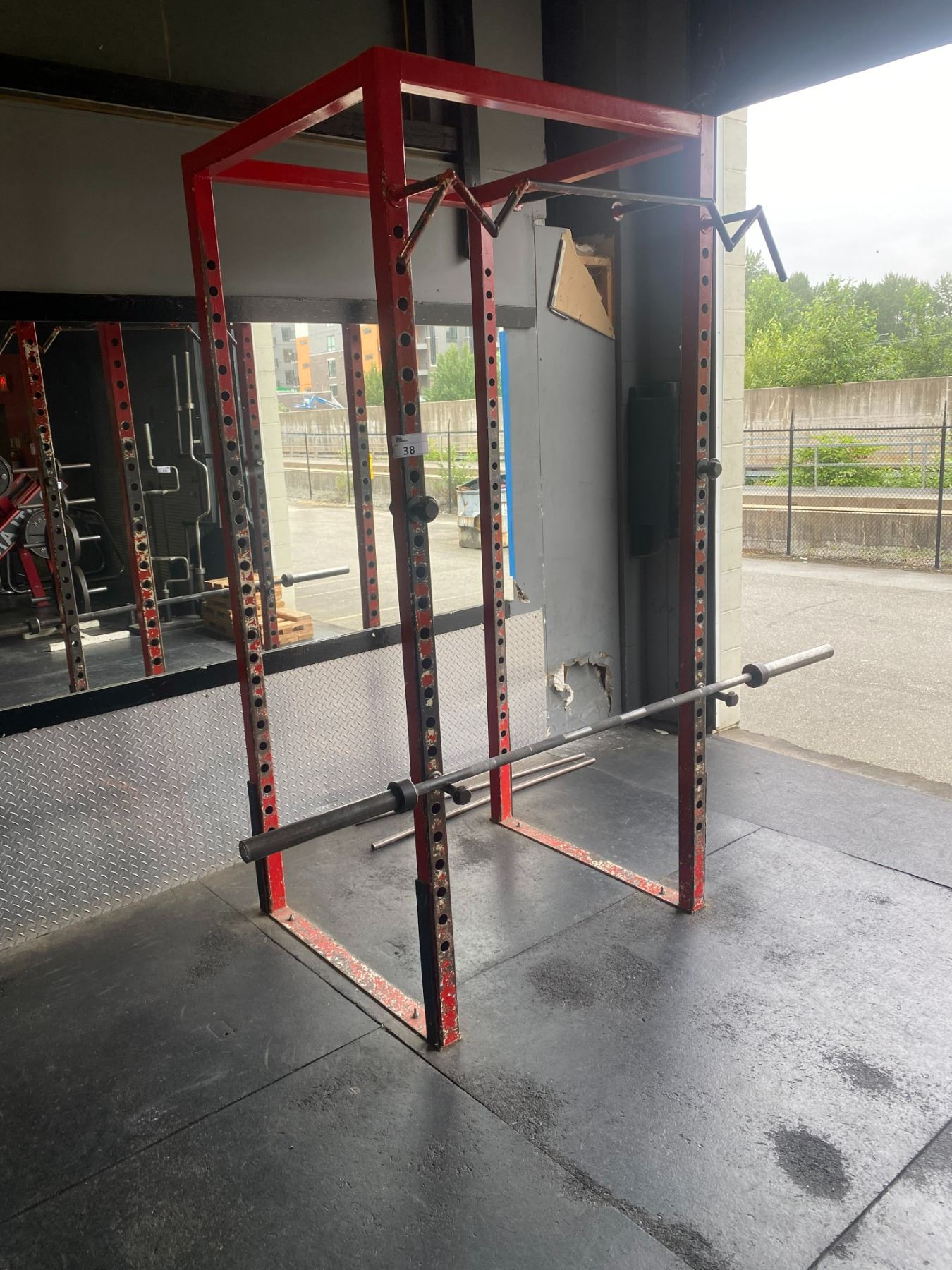 COMMERCIAL FREE WEIGHT SQUAT RACK WITH BAR (NO WEIGHTS)