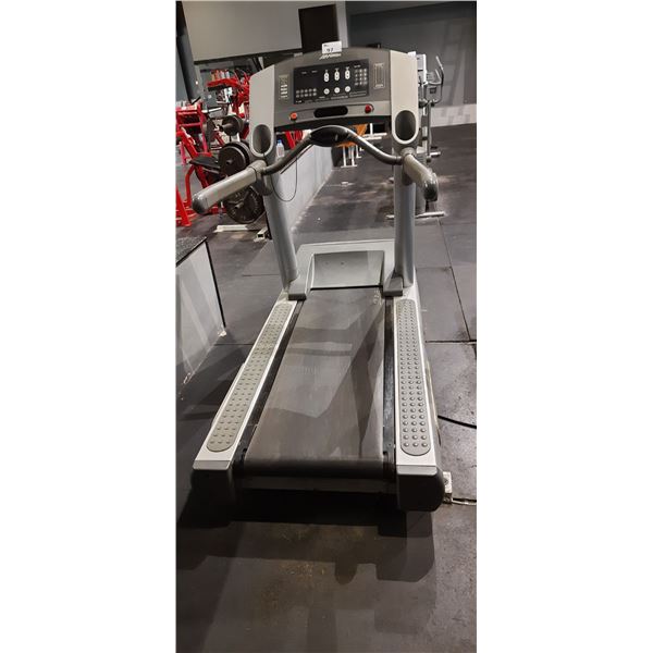 LIFE FITNESS 95TI COMMERCIAL TREADMILL