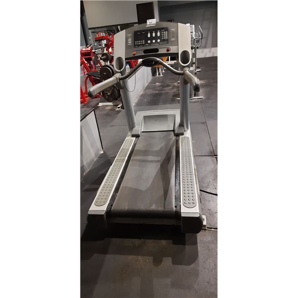 LIFE FITNESS 95TI COMMERCIAL TREADMILL