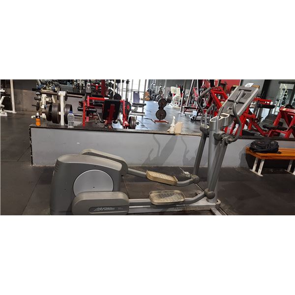 LIFE FITNESS 95XI COMMERCIAL ELLIPTICAL