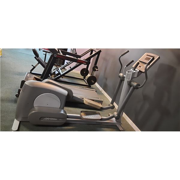 LIFE FITNESS 95XI COMMERCIAL ELLIPTICAL (LOCATED IN LADIES SECTION UPSTAIRS)