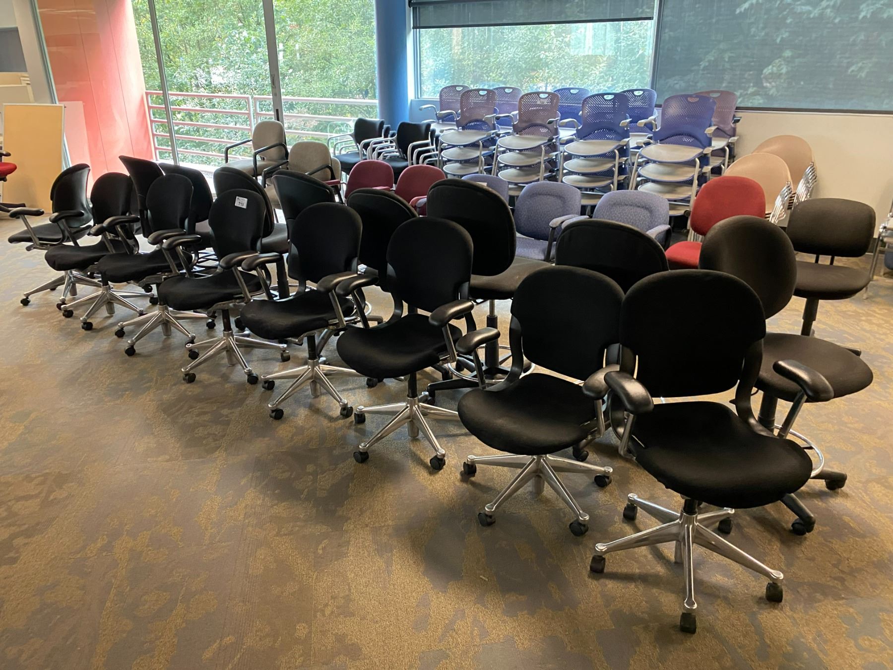 17 ASSORTED BLACK FABRIC MOBILE ADJUSTABLE OFFICE CHAIRS/PROGRAMMER CHAIRS