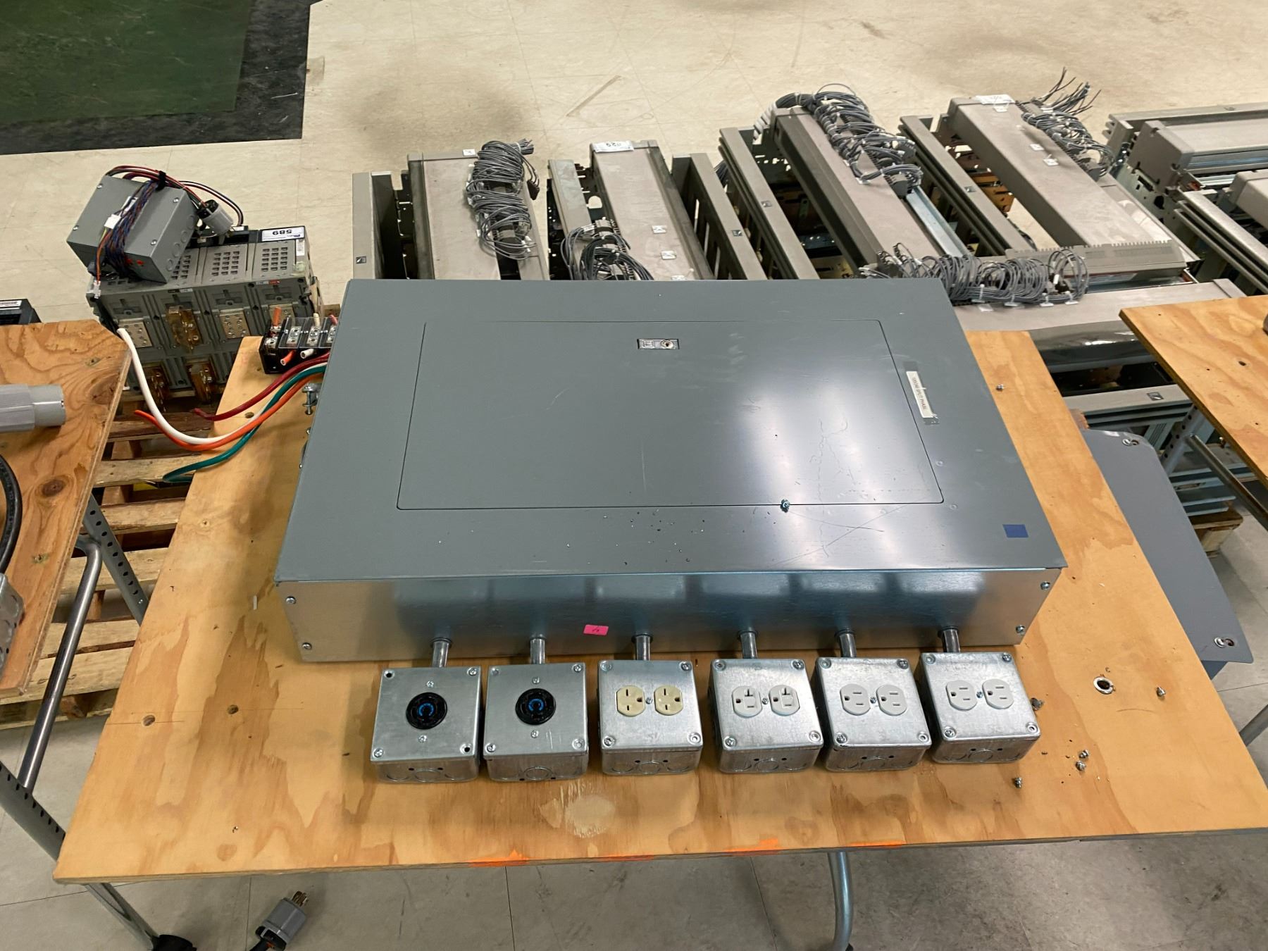 SQUARE D MH32 PANEL BOARD WITH SWITCHES SQUARE D MH44 PANEL BOARD NO square-d-mh32-panel-board-with-switches-square-d-mh44-panel-board-no