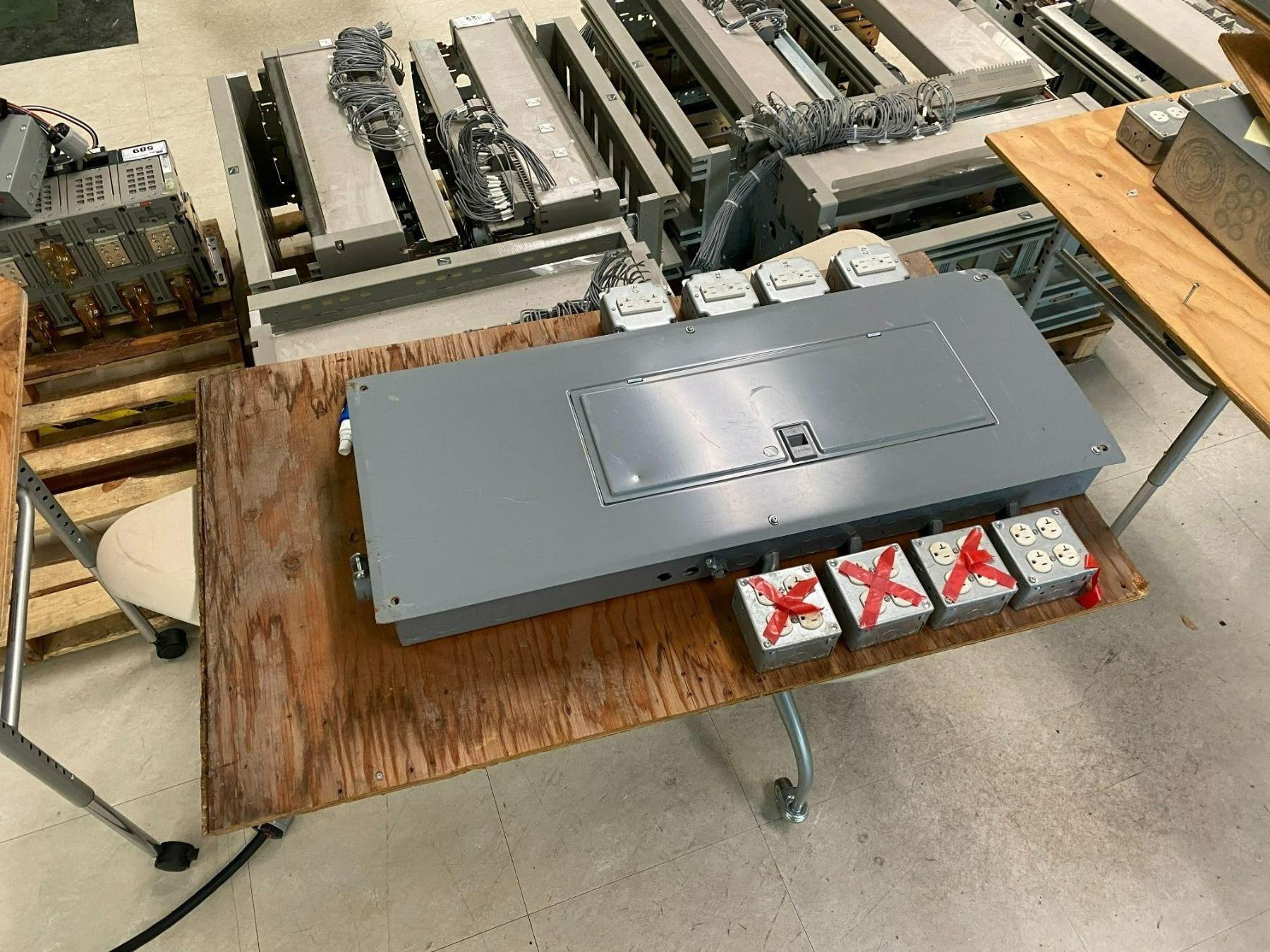 SQUARE D MH32 PANEL BOARD WITH SWITCHES SQUARE D MH44 PANEL BOARD NO square-d-mh32-panel-board-with-switches-square-d-mh44-panel-board-no