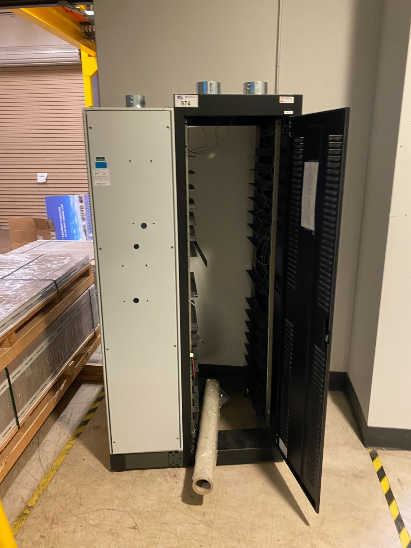 HAMMOND MANUFACTURING MODEL CMC1 SERVER RACK