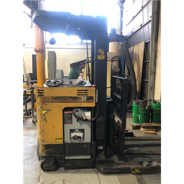 Caterpillar 3500 reach forklift