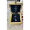 Image 2 : 5 RINGS IN 3 CASES AND JEWELRY BOX WITH CONTENTS