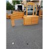 Image 2 : 6 DRAWER OAK DRESSER WITH MIRROR AND HEADBOARD
