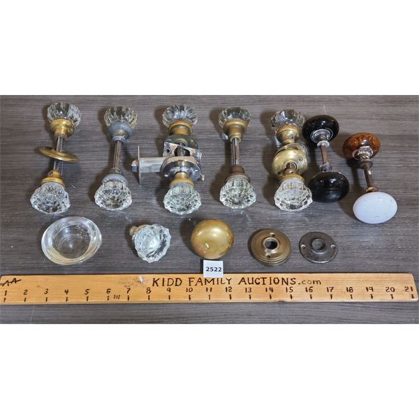 JOB LOT - QTY OF GLASS, PORCELAIN AND BRASS DOOR HARDWARE