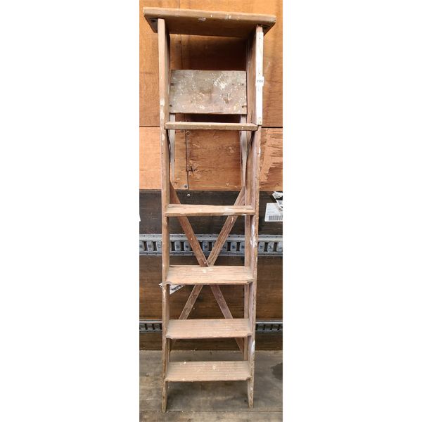 6 ft WOODEN LADDER