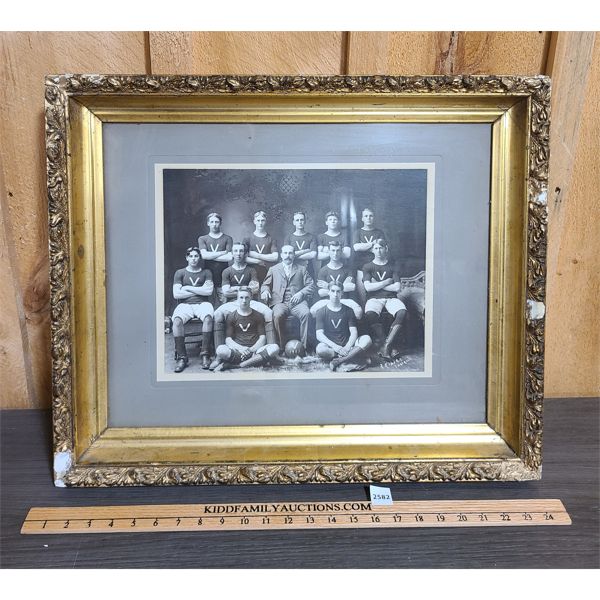 1903 BASKETBALL FRAMED TEAM PHOTO - 20 x 24in