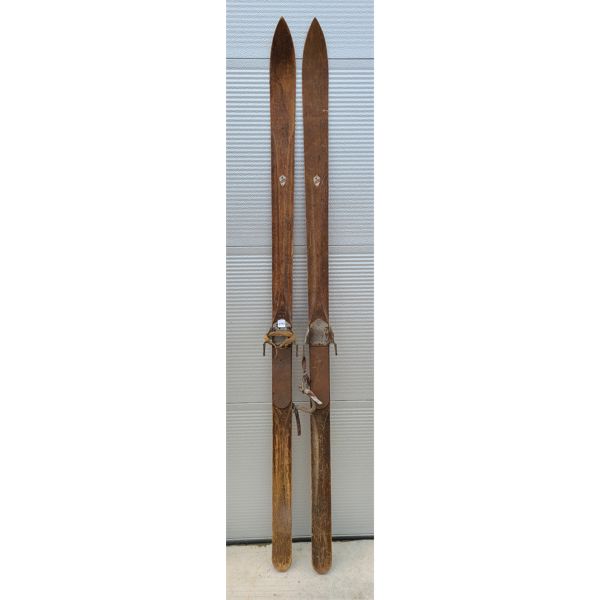 PAIR OF MAPLE PETERBOROUGH WOOD SKIS - 77in 