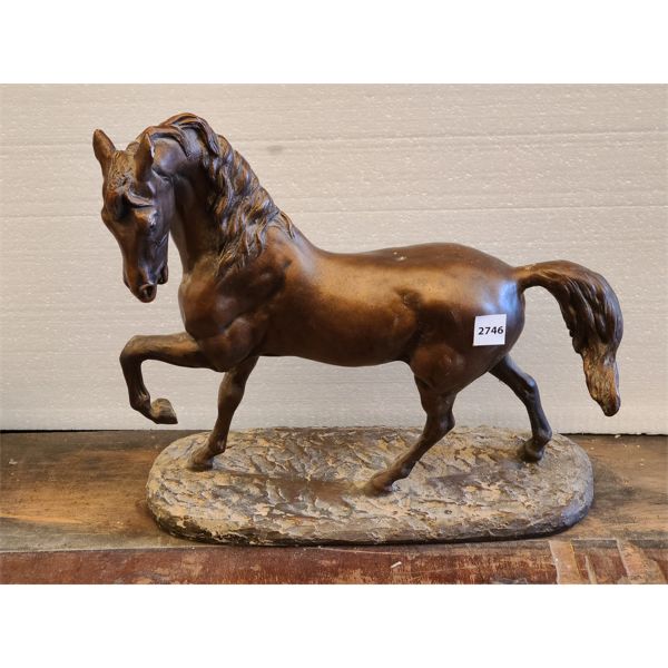 BRONZE COLOURED METAL HORSE STATUE - 6 x 15 x 18in