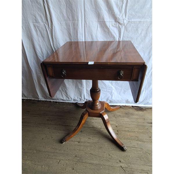 DROP LEAF SIDE TABLE - 19 x 27 x 37in