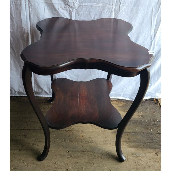 CLOVER SHAPED TABLE - 24 x 24 x 29in