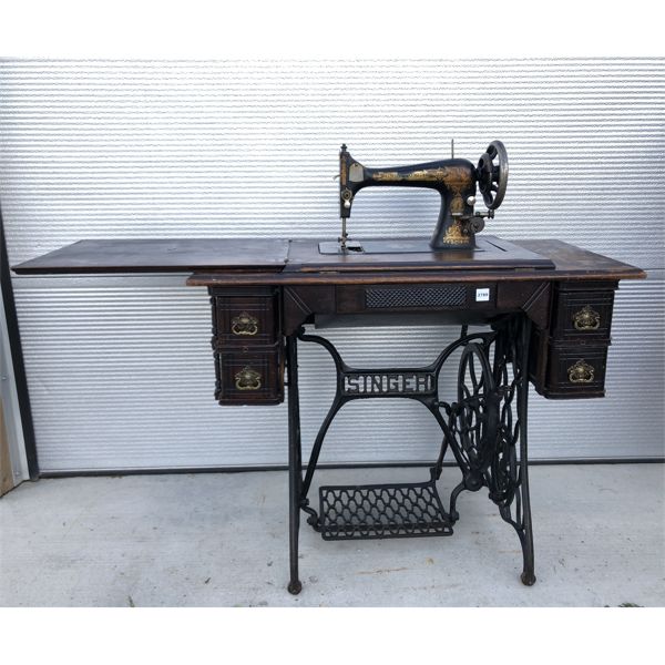 SINGER SEWING MACHINE