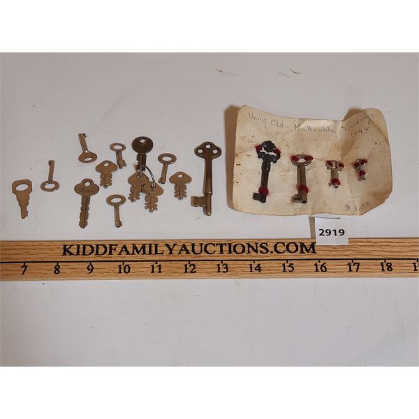 JOB LOT - MISC VINTAGE KEYS - LARGEST IS 3in
